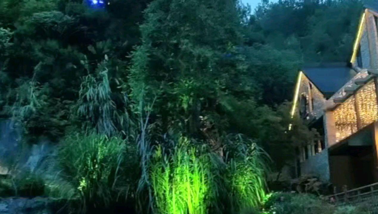 时尚拼接牛仔裤
